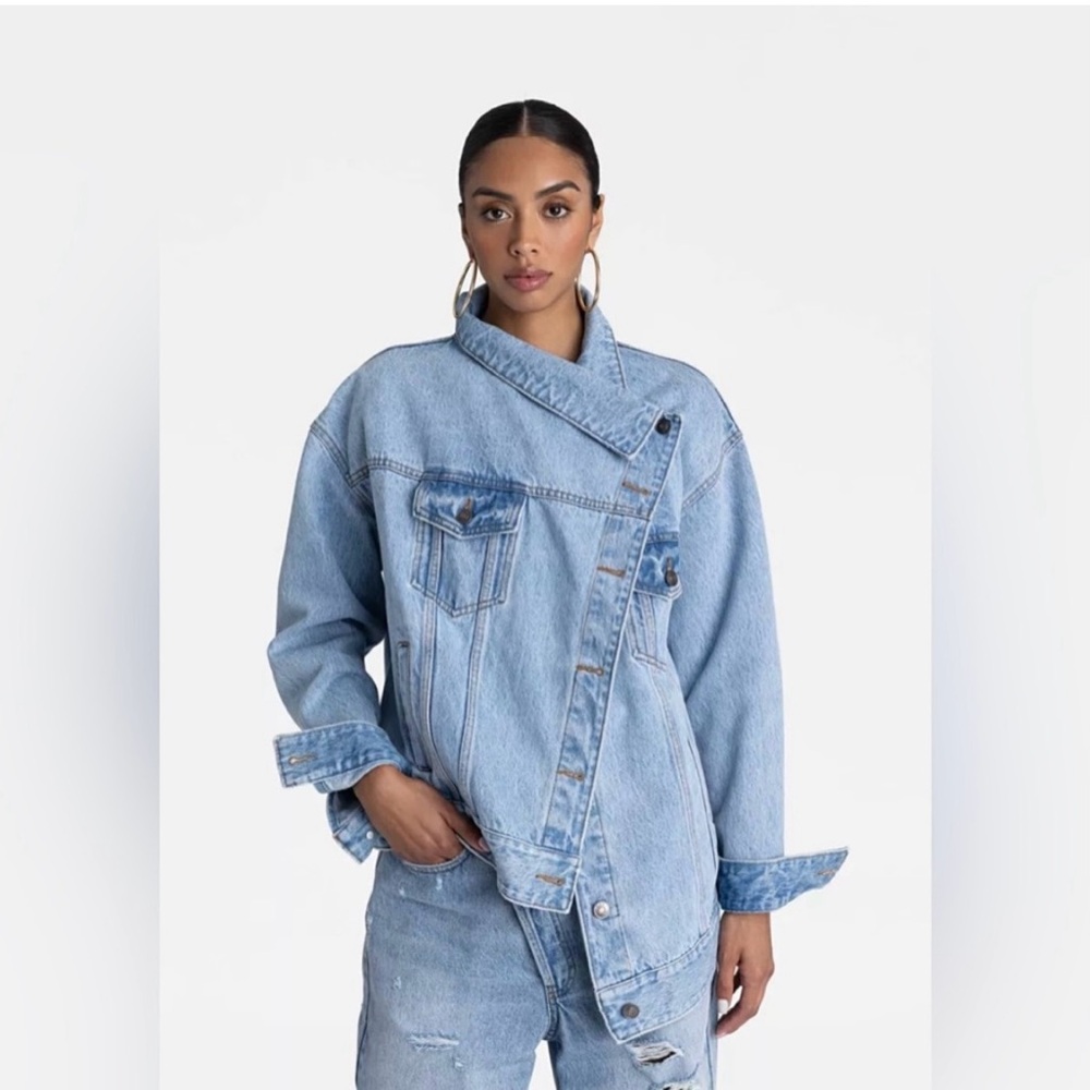 KBB by KAHLANA Women's 'The Denim Jacket' - Light Wash size L